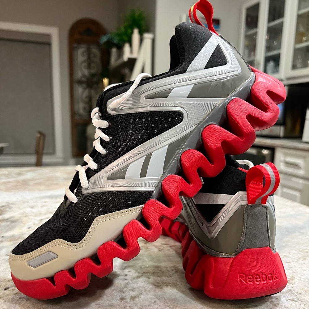 Reebok ZIGS Red Black Grey size 9